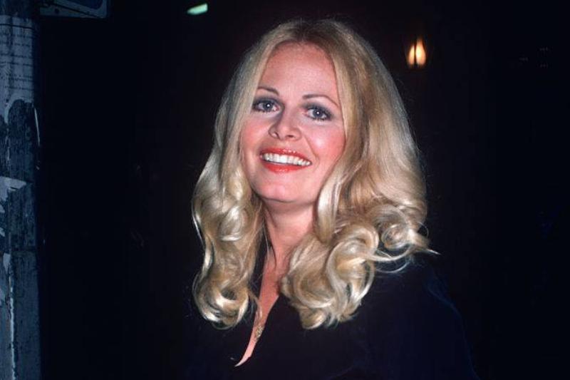 Sally Struthers, Smoking Hot 3